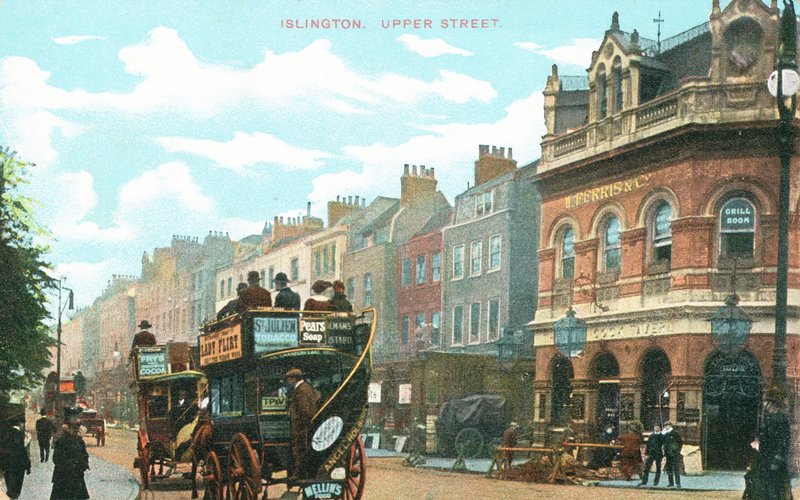 Upper Street i Islington (färgat foto) av English Photographer