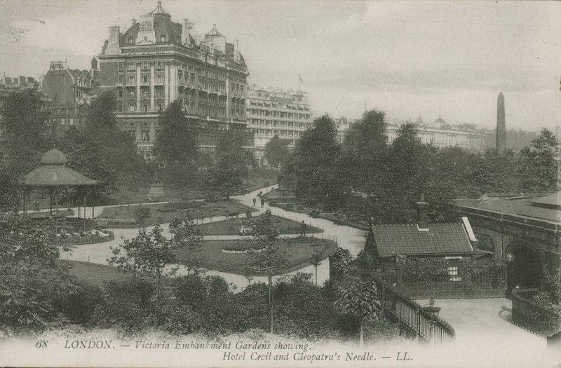 Victoria Embankment Gardens, som visar Hotel Cecil och Cleopatras Needle, London av English Photographer