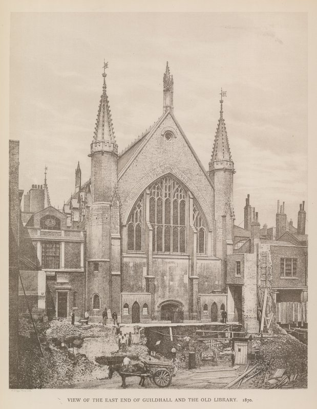 Utsikt över den östra änden av Guildhall, London, och det gamla biblioteket, 1870 av English Photographer