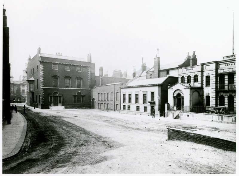 Whitehall Court eller Yard, Vanbrugh House, revs 1898 av English Photographer