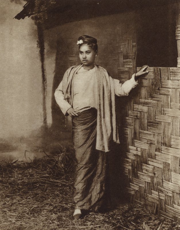 Kvinna av mongoliskt ursprung i en by i Burma (s/v foto) av English Photographer