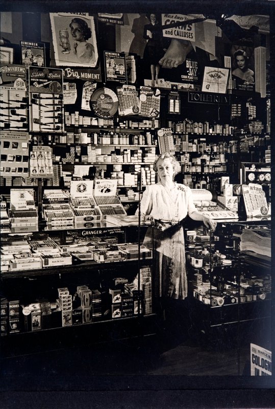 Kvinnlig butiksinnehavare i en tobaksaffär (s/v foto) av English Photographer