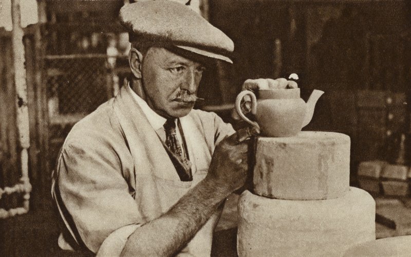Arbetare som tillverkar en tekanna på Royal Doulton Works, Stoke-on-Trent, Staffordshire (s/v foto) av English Photographer