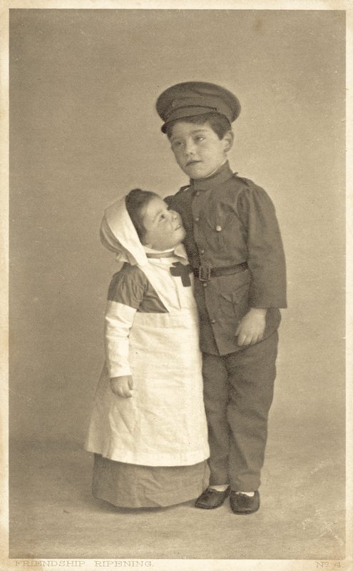 Ung flicka och pojke i WW1 rollspel (s/v foto) av English Photographer