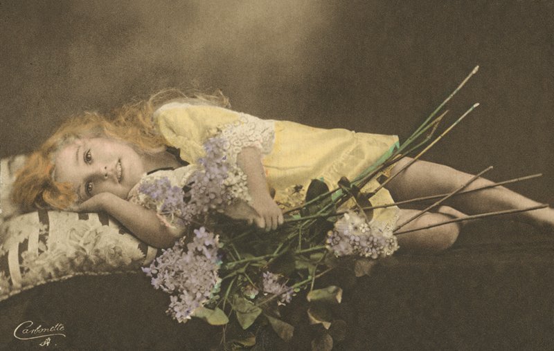 Ung flicka och blommor av English Photographer