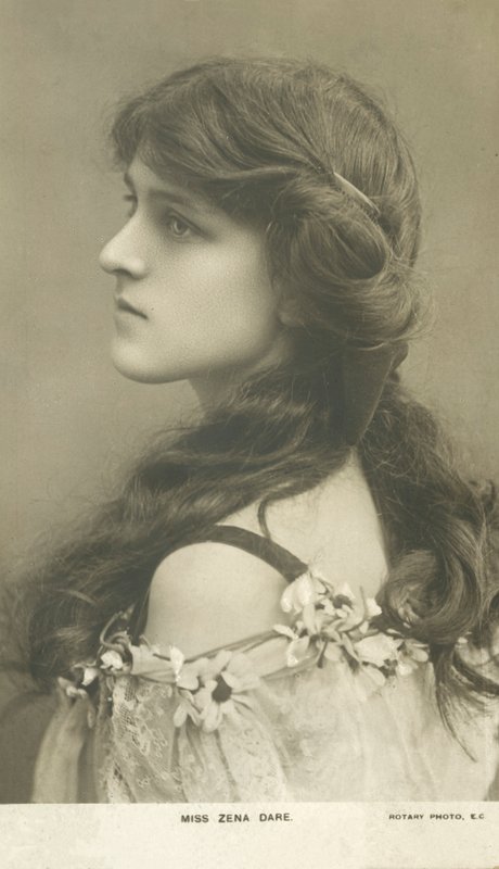 Zena Dare, engelsk scenskådespelerska och sångerska (s/v foto) av English Photographer