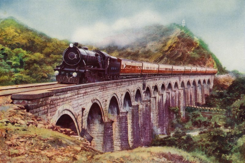 4-6-2 ånglok från Bombay, Baroda och Central India Railway som transporterar Frontier Mail som passerar en viadukt mellan Bombay och Delhi (färg litho) av English School