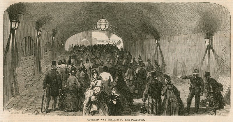 Charing Cross Station, London: Täckt väg som leder till perrongen av English School