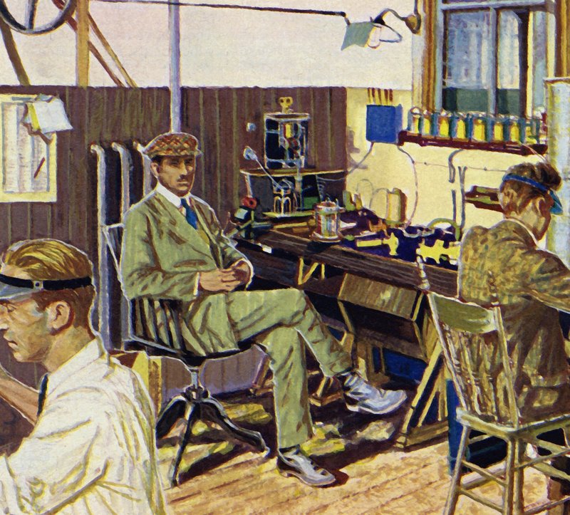 Fred Royce startade en fabrik för att tillverka elektrisk utrustning av English School