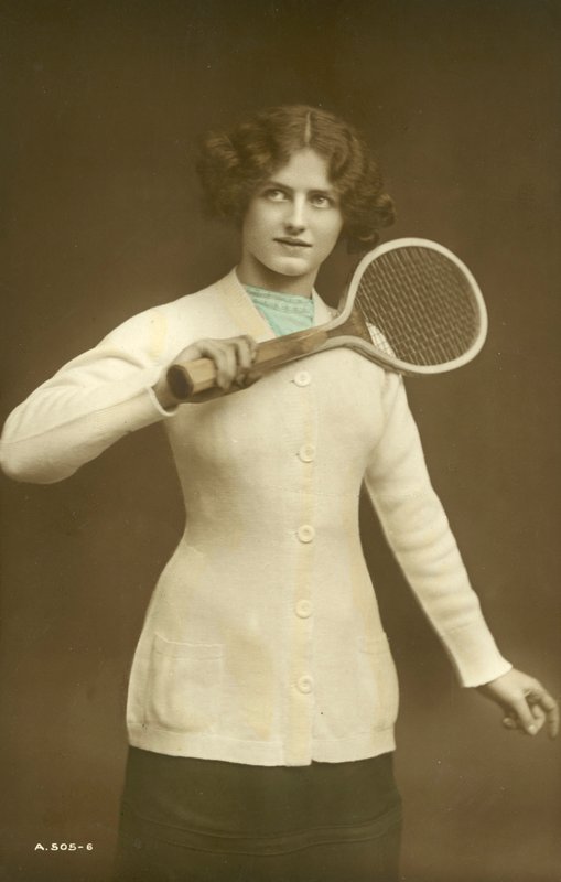 Flicka som håller tennisracket (färgfoto) av English School