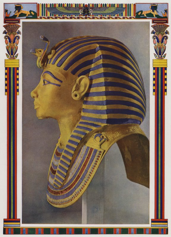 Porträttmask i guld från Tutankhamuns mumie, upptäckt i faraos grav av Howard Carter 1922 (färglitografi) av English School
