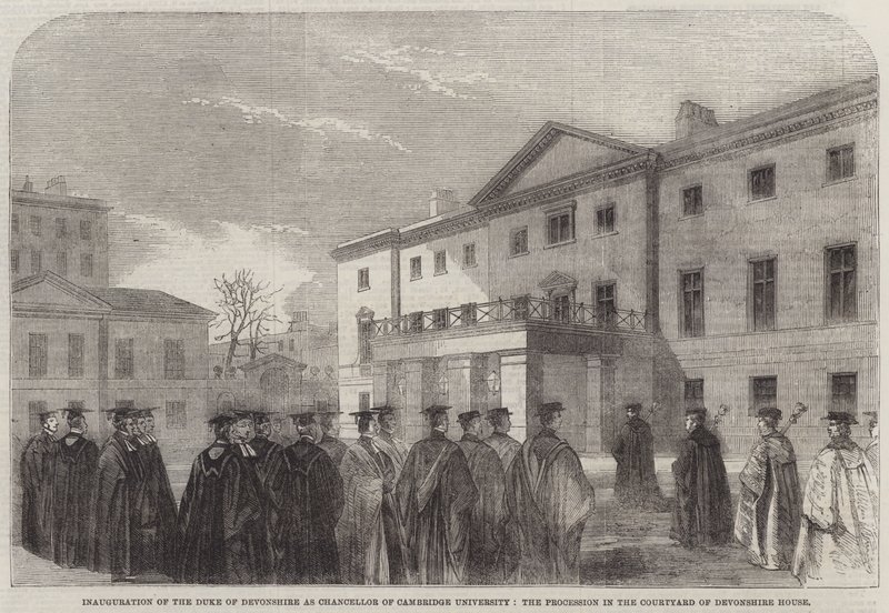 Invigning av hertigen av Devonshire som kansler vid Cambridge University, processionen på innergården till Devonshire House (gravyr) av English School