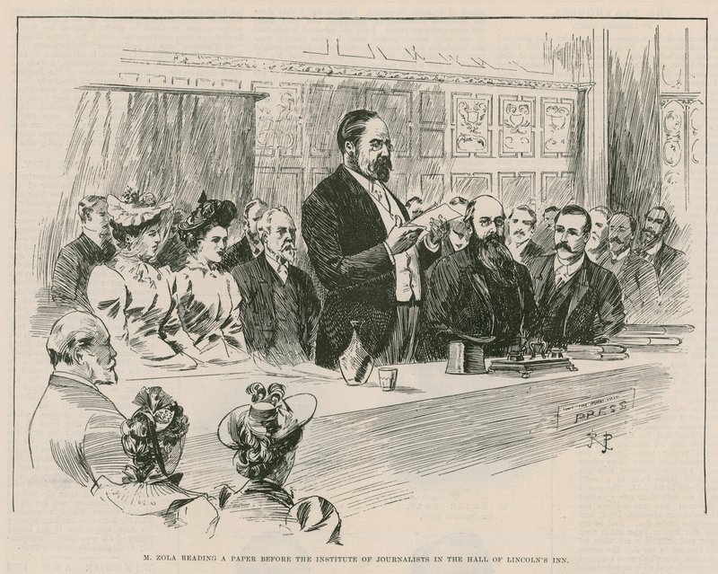 M Emile Zola läser en tidning inför Institute of Journalists i hallen på Lincolns Inn, London av English School