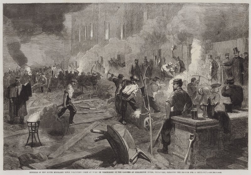 Medlemmar av South Middlesex Rifle Volunteers Corps at Work by Torchlight i Gardens of Burlington House, Piccadilly, rensar marken för Drill-Shed (gravyr) av English School