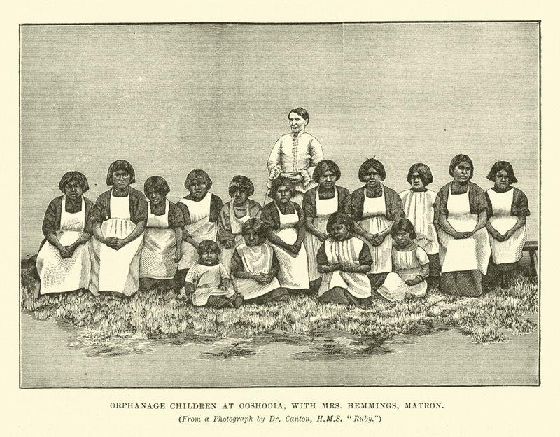 Barnhemsbarn på Ooshooia, med fru Hemmings, matron av English School