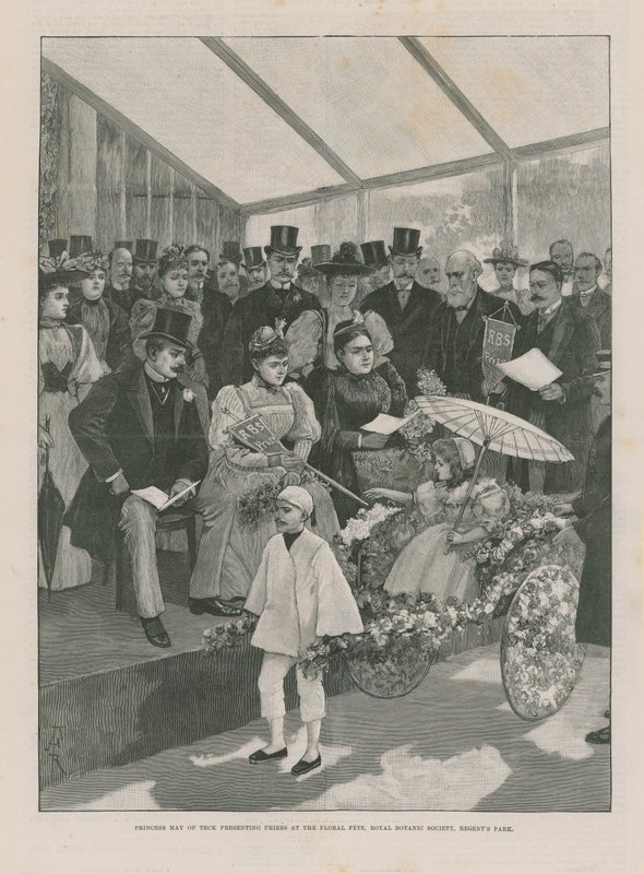 Prinsessan Mary av Teck presenterar priser på blomsterfesten av English School