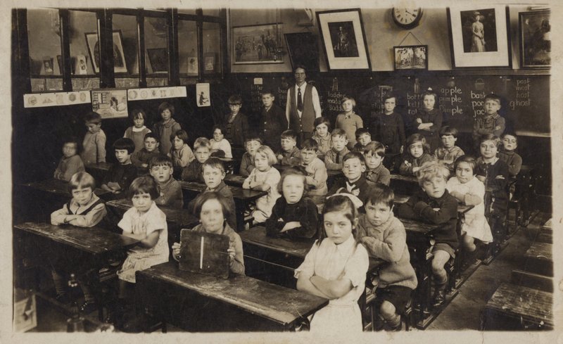 Skolbarn i sitt klassrum (svartvitt foto) av English School