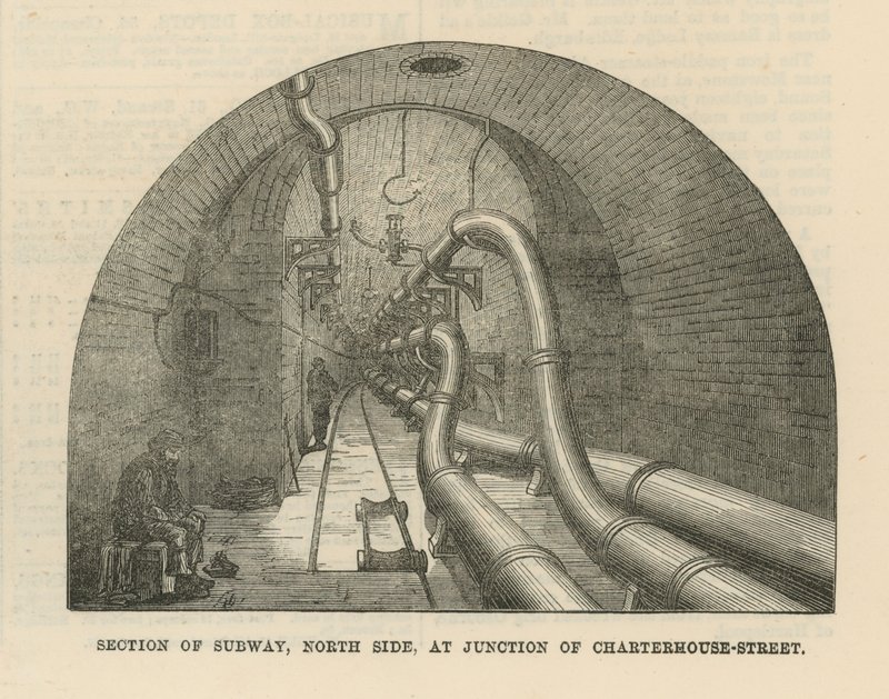 Sektion av tunnelbanan, norra sidan, vid korsningen av Charterhouse Street av English School