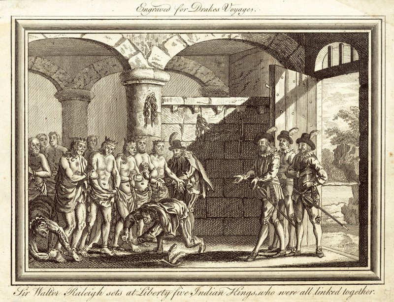 Sir Walter Raleigh släpper fem indiska kungar fria, som alla var sammanlänkade (gravyr) av English School