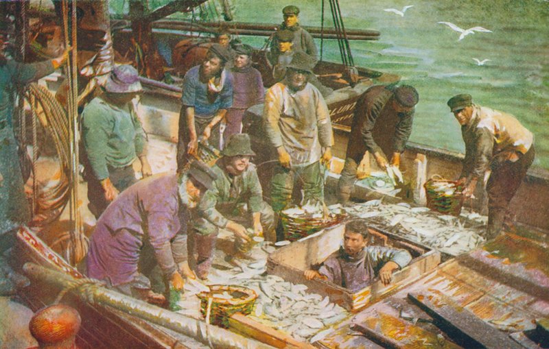 Ankomst av en fiskebåt från Nordsjön, landning av fångsten (färglitografi) av English School