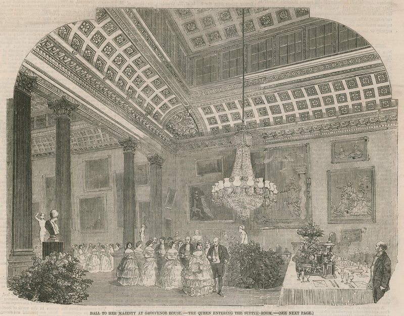 Drottningen går in i Supper Room på Grosvenor House av English School