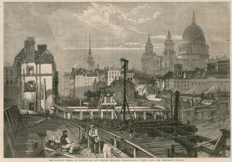 Järnvägen fungerar vid Blackfriars och öppnar sig mot Ludgate Hill, London, sett från den tillfälliga bron av English School