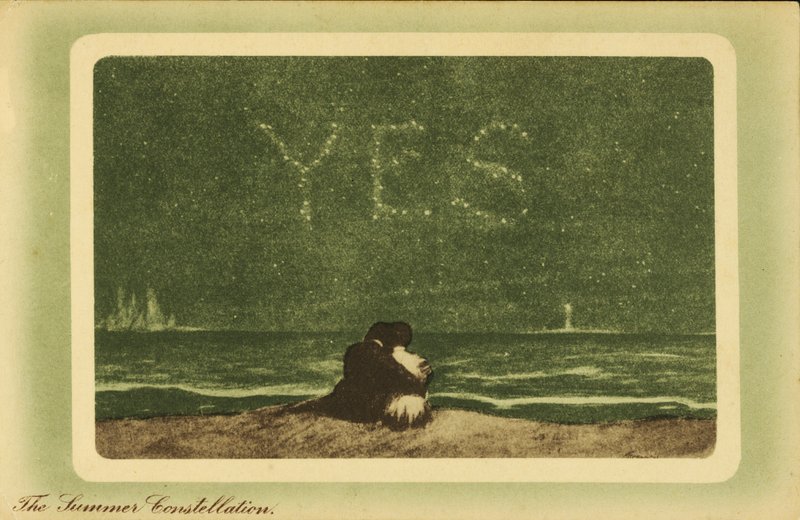 Sommarens stjärnbilder: älskare på en strand på natten och tittar på stjärnorna (färg litho) av English School