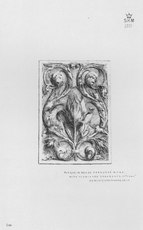 Victoria And Albert Museum: Plaquet i mässing repouse arbete, med Floriated Ornaments av English School