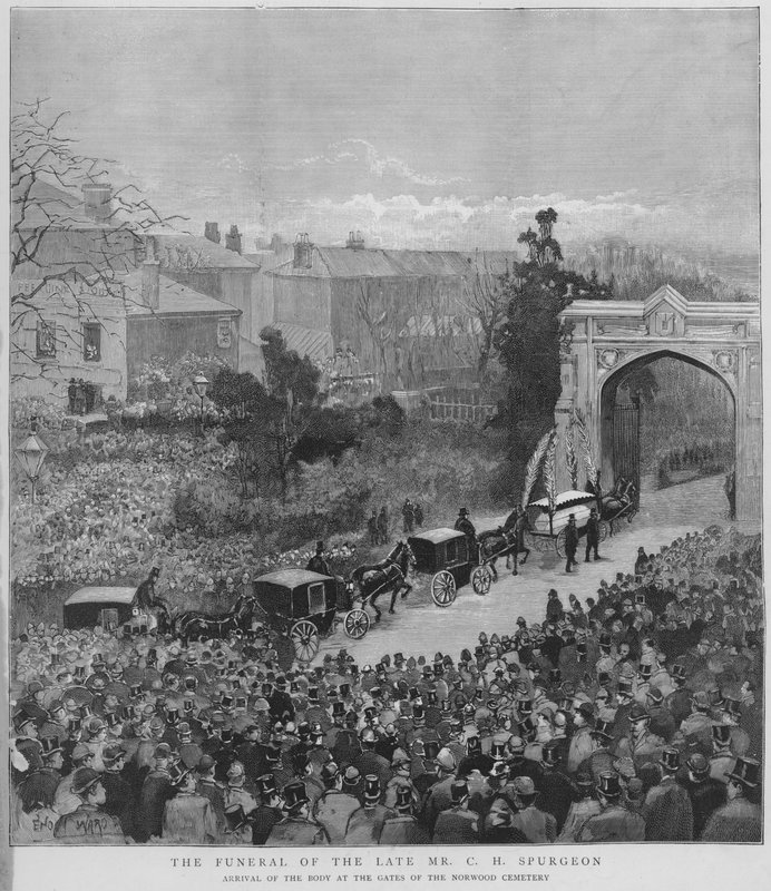 Begravningståg som bär kroppen av den engelske baptistpredikanten Charles Haddon Spurgeon som anländer till portarna till Norwood Cemetery, London av Enoch Ward