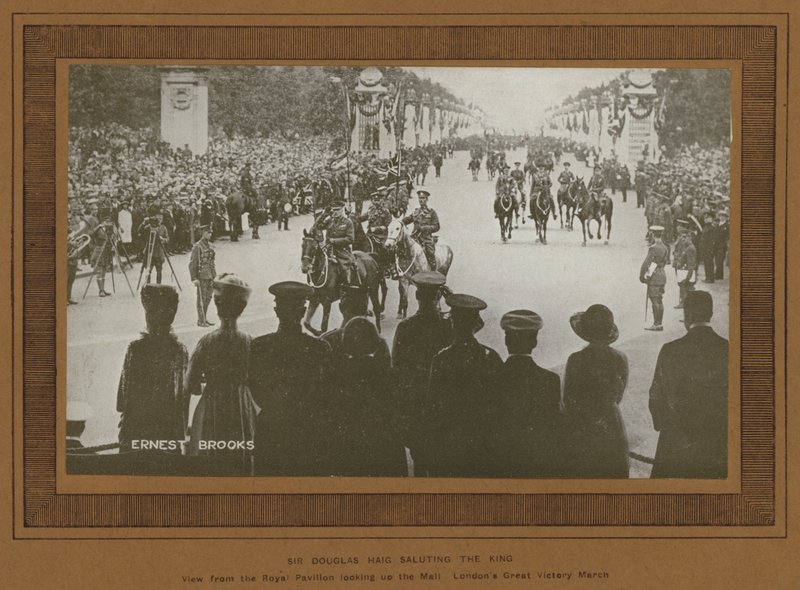 Segerfirande i London 1919, Sir Douglas Haig hälsar kungen (s/v foto) av Ernest Brooks
