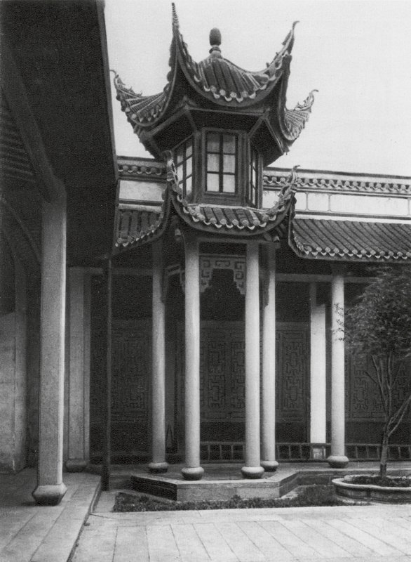 Changshafu, Chen kia tze tang, Hunan, Chen-familjens förfäders tempel, Klocktornet i huvudgården (svartvitt foto) av Ernst Boerschmann