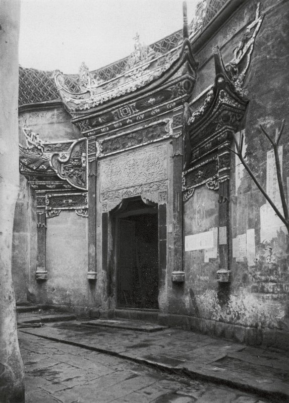 Chungkingfu, Szechuan, Husdörr i gränd, utsmyckad med glaserat porslin (svartvitt foto) av Ernst Boerschmann