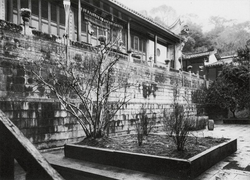 Fuchou, Ku shan, Yung tsuan sze, Fukien, Bönesalen i klostret vid den forsande källan på Drum Mountain nära Fuchou (svartvitt foto) av Ernst Boerschmann