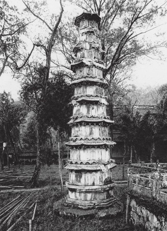 Hangchoufu, Sihu, Yun lin sze, Chekiang, Pagod i Cloud Grove-klostret vid West Lake nära Hangchou (svartvitt foto) av Ernst Boerschmann