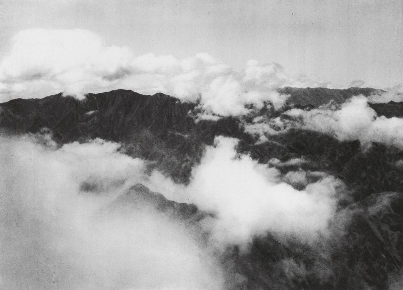 Hua shan, Pai yun, Shensi, Vita moln omger toppen av det heliga berget (svartvitt foto) av Ernst Boerschmann