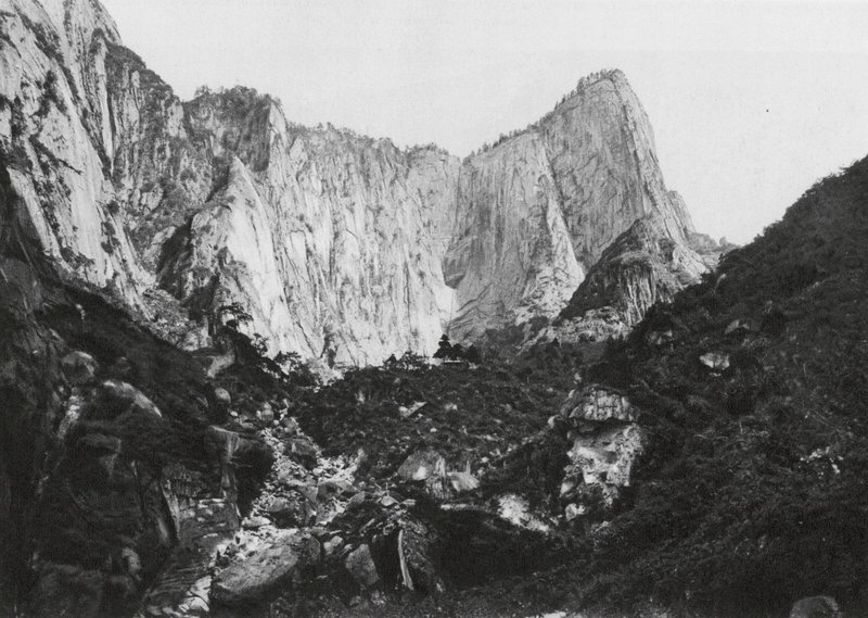 Hua shan, Shensi, cylindern på berget med de 5 topparna, mellersta och västra toppen (svartvitt foto) av Ernst Boerschmann