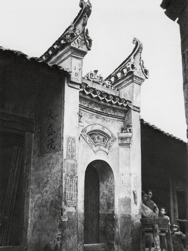 Hunan, ingång till hus (svartvitt foto) av Ernst Boerschmann