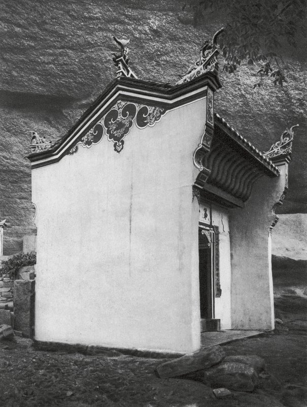 Ichangfu, Lung wang tung, Hupei, Porthallen i Drakkungens tempel (svartvitt foto) av Ernst Boerschmann