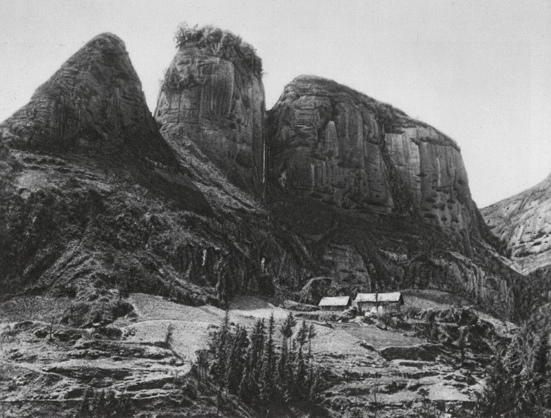 Ichangfu, Pi kia shan, Hupei, Brush Holder Mountain mittemot Dragon King