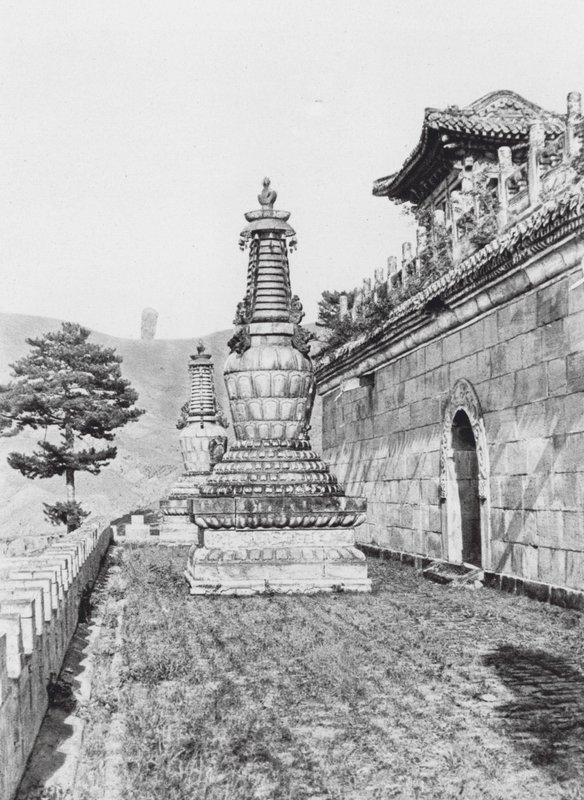 Jehol, Pu lo sze, Chihli, terrass i lamaklostret Pu lo sze (svartvitt foto) av Ernst Boerschmann
