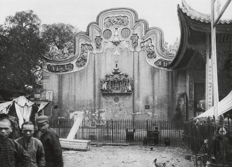 Kuangchou, Kuangtung, Temple for the God of Medicine, Gavel som vetter mot gatan (svartvitt foto) av Ernst Boerschmann