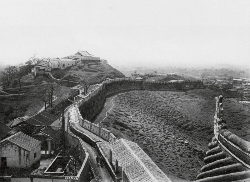 Kuangchou, Kuanyin shan, Kuangtung, Utsikt från det norra tornet på stadens norra mur och Kuanyin-kullen (svartvitt foto) av Ernst Boerschmann
