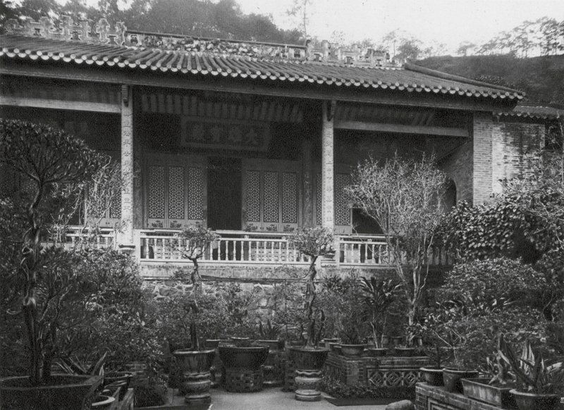 Kuangchou, Pai yun shan, Neng jen sze, Kuangtung, Stora salen i Neng Jen-klostret (svartvitt foto) av Ernst Boerschmann