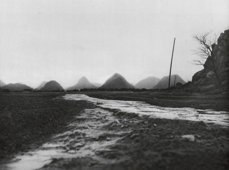 Kuangsi, koniska berg norr om Kueilinfu (svartvitt foto) av Ernst Boerschmann
