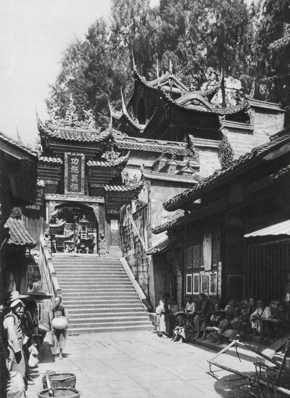 Kuanhien, Ori Lang miao, Szechuan, Ingång till Ori Lang-templet (svartvitt foto) av Ernst Boerschmann