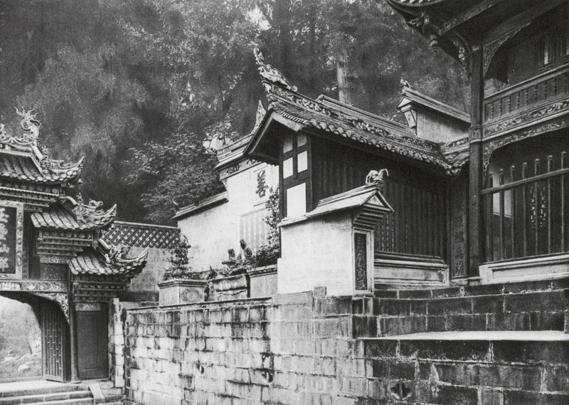 Kuanhien, Ori Lang miao, Szechuan, Första framsidan av Ori Lang-templet (svartvitt foto) av Ernst Boerschmann