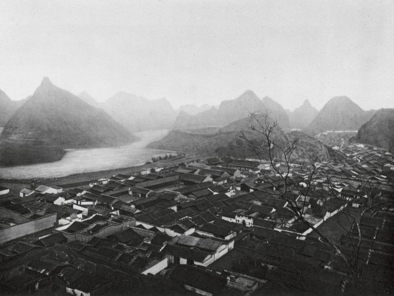 Kueilinfu, Kuangsi, Kueilin, provinshuvudstaden, Vy mot nordväst (svartvitt foto) av Ernst Boerschmann