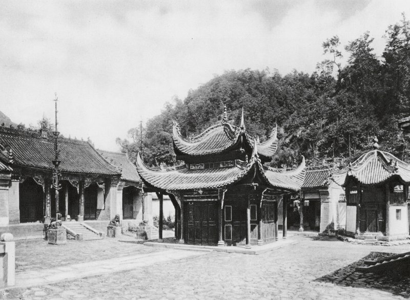Miao tai tze, Shensi, klostrets huvudgård (svartvitt foto) av Ernst Boerschmann