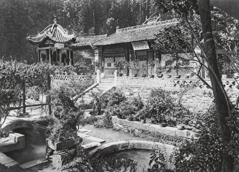 Miao tai tze, Shensi, klosterträdgård (svartvitt foto) av Ernst Boerschmann