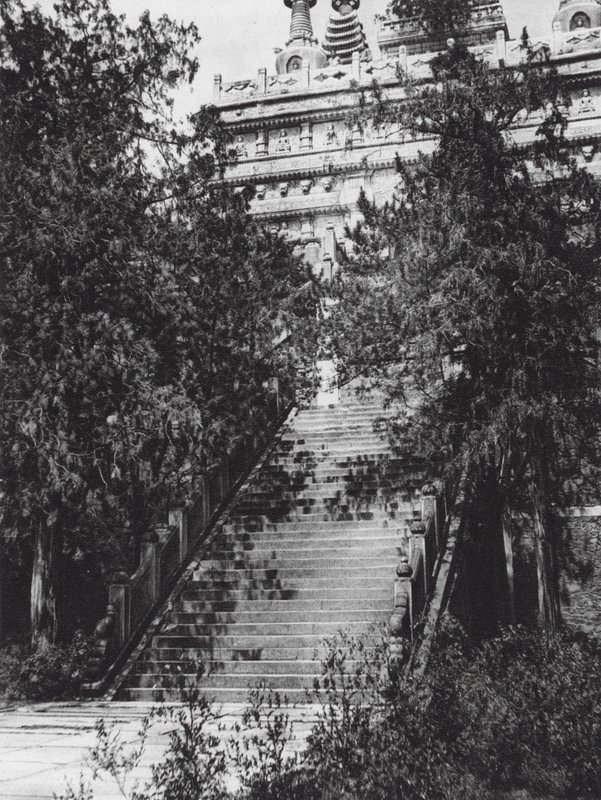 Peking, Si shan, Pi yun sze, Chihli, Västra bergen nära Peking, Trappan till Marmorpagoden (svartvitt foto) av Ernst Boerschmann